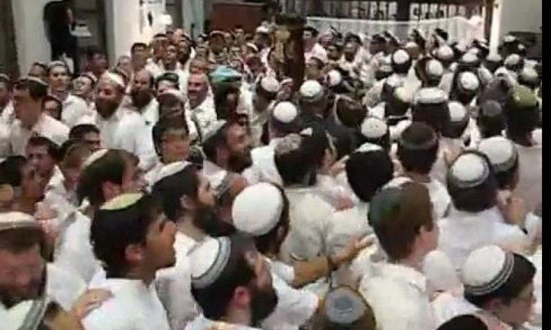 שמחת תורה: צפו ב'הקפות שניות' בבית הרב קוק