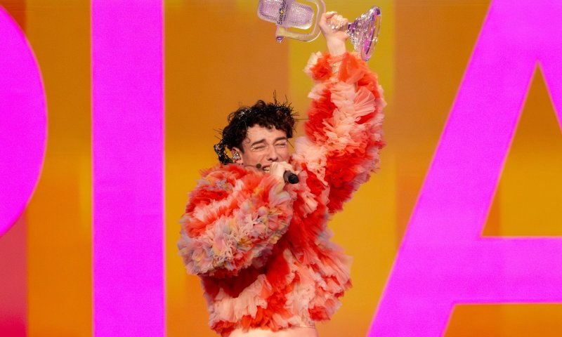 זוכה האירוויזיון מחזיר את הגביע בעקבות השתתפות ישראל בתחרות