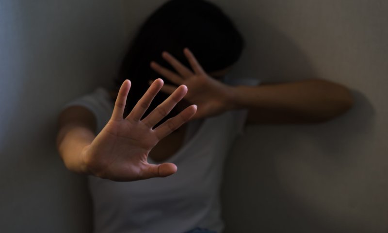 אישום חמור: סטר לבת הזוג והיכה אותה באגרופים