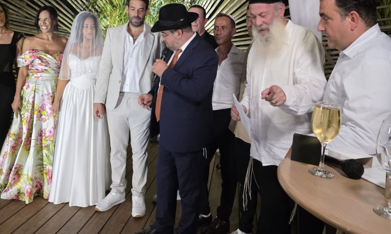 מתחת לאף שלכם: החופה הסודית של רביד פלוטניק ומאי גריאני