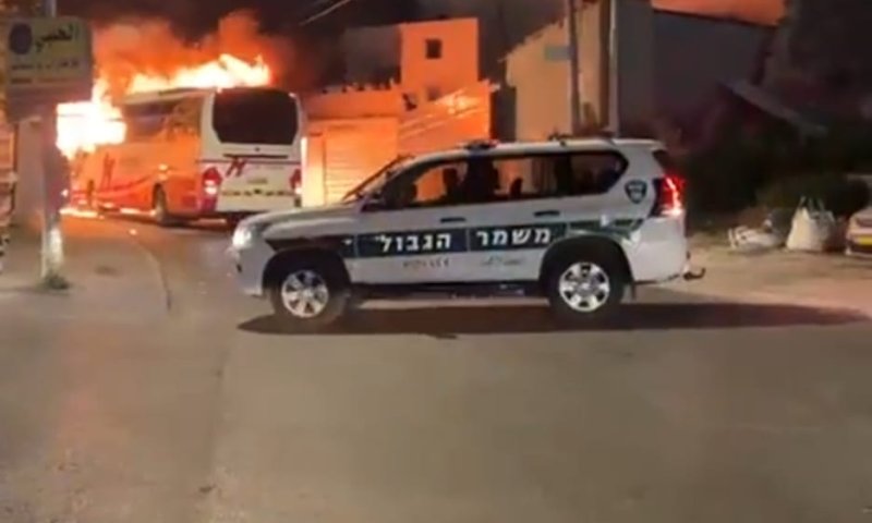 בקת"ב נזרק על ידי פורעים בעיסאוויה והצית אוטובוס