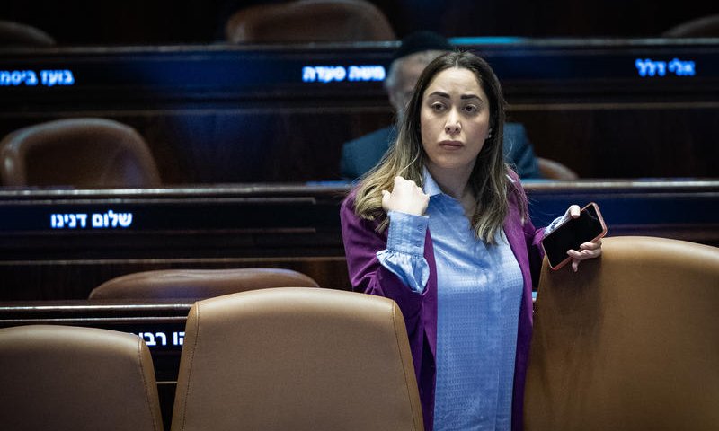 חוקרים פשטו על משרדה של מאי גולן