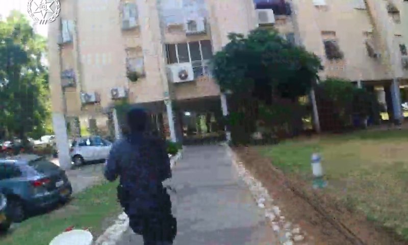 מעצר פורצים על חם: צפו בתיעוד ממצלמת הגוף