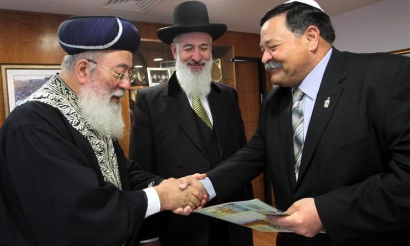 למה הרבנים הראשיים לוקחים חלק בקמפיינים יח"צניים?