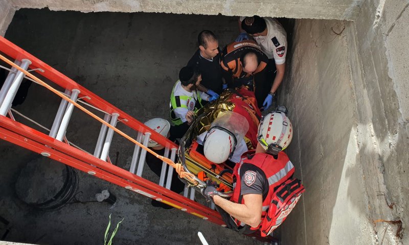 בית שמש: פועל חולץ מבור בעומק 3 מטר, מצבו קל