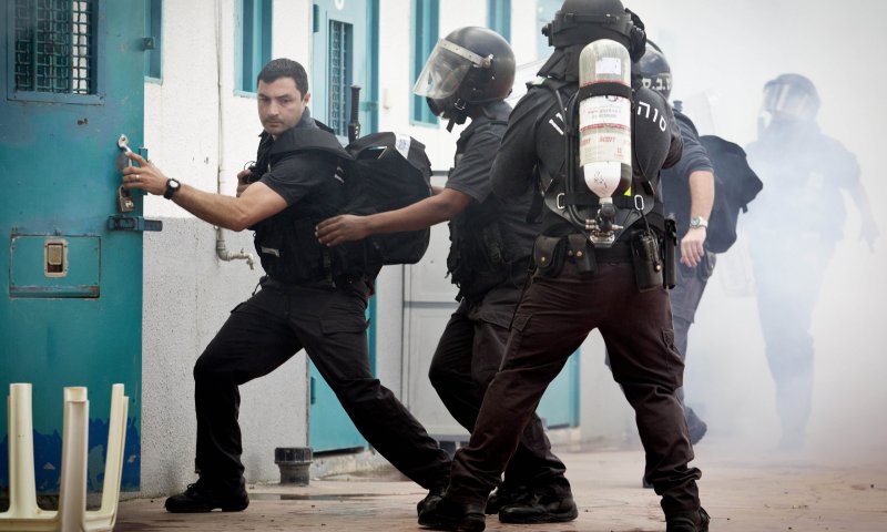 הסוהרים תפסו סמים; האסירים החלו בהתפרעות