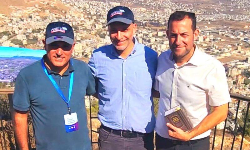 צפו: מפיק הסדרה "חברים" בסיור בשומרון- "הכל מובן"