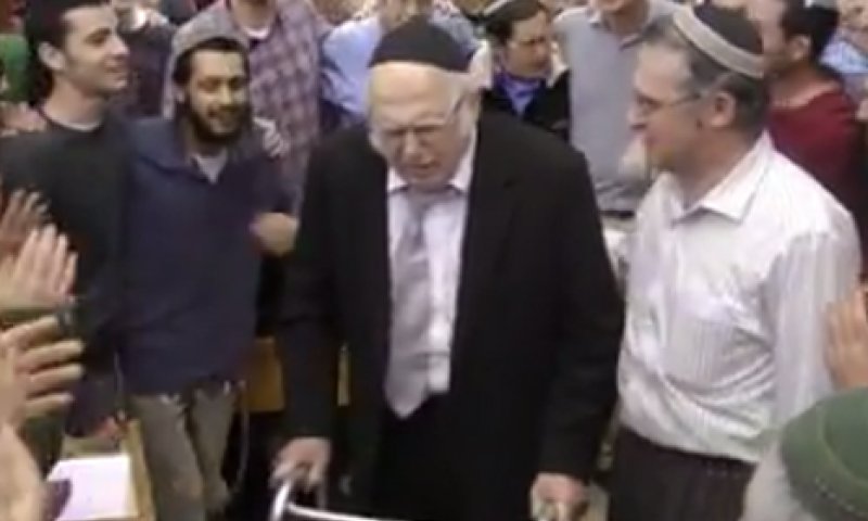 צפו: הרב ליכטנשטיין מתקבל בשירה אדירה בישיבת הר עציון