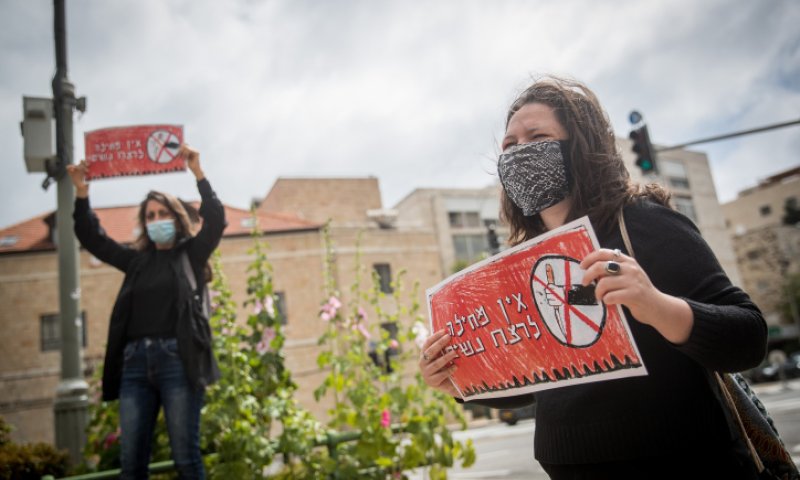אושר: פיקוח אלקטרוני כנגד גברים מכים