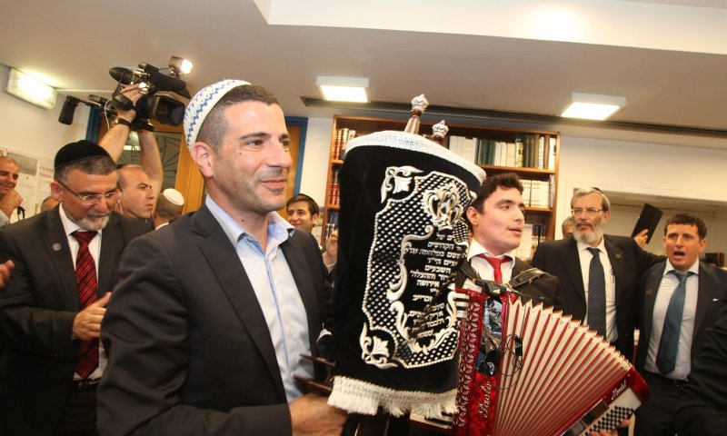 בכנסת הכניסו ספר תורה לזכר הלוחמים בגרמנים