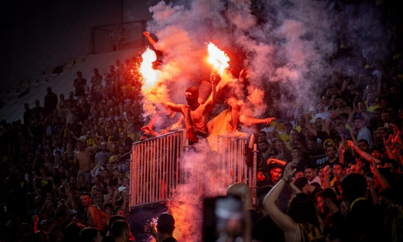 אחרי דקה: אוהדי הפועל תל אביב פוצצו את הדרבי