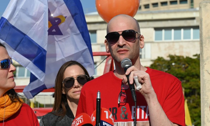 יאיר הורן הגיע לכיכר החטופים: "אף אחד לא צריך לעבור את זה"