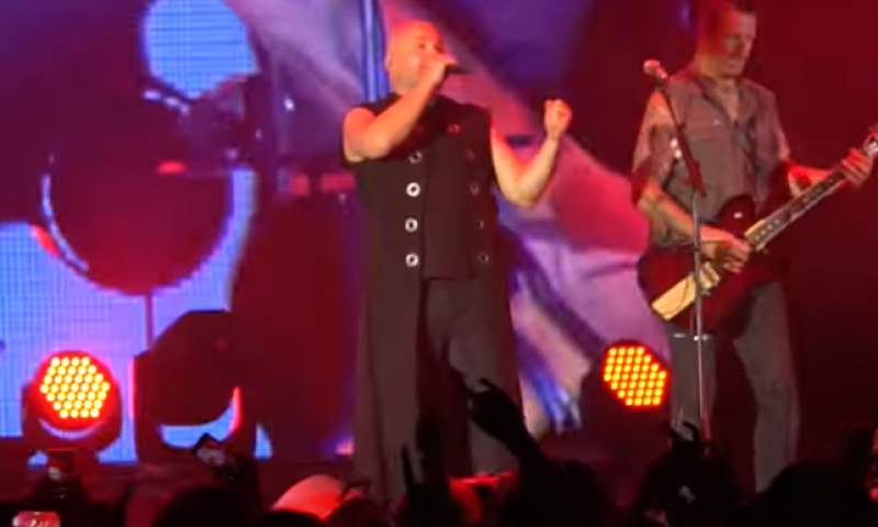 צפו: סולן להקת המטאל הדליק נר לזכר אלי קיי ז"ל