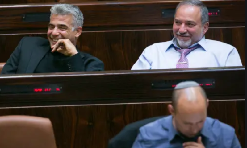 בנט תוקף: "לפיד וליברמן &ndash; די להסית"