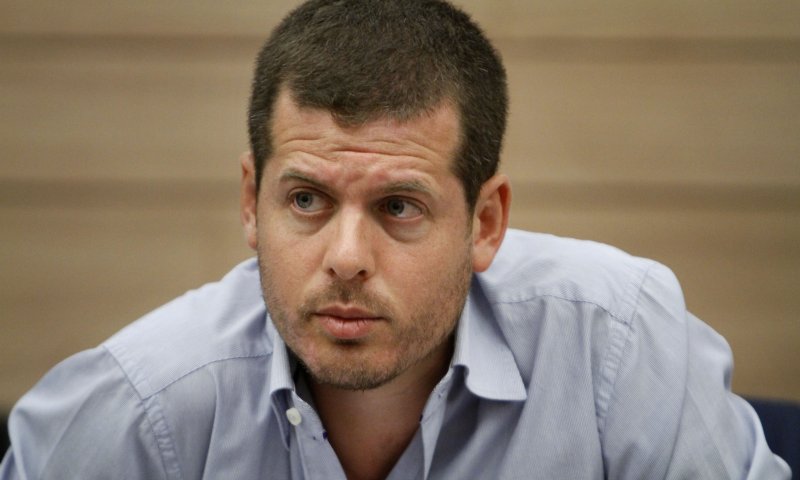 רונן שובל מפנה את הגב לנפתלי בנט