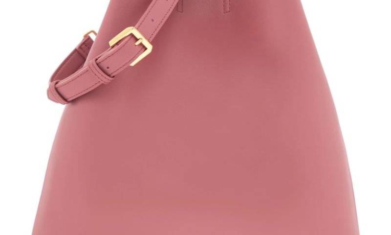 המותג CHARLES & KEITH מציג קולקציית נעליים ותיקים חורפית