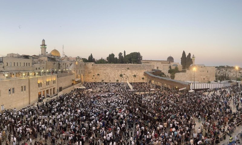 צאת הצום ברחבת הכותל: אלפים מתפללים באחדות