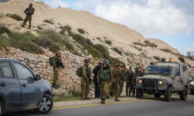 פלסטינים שדדו רכב מישראלית בכביש 5 ונמלטו לכפרם