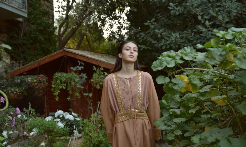 הפקת אופנה ירושלמית עם מגוון פריטים צנועים