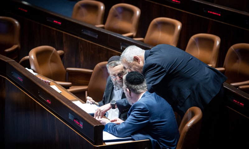 גנץ טוען: החרדים הציעו לי את ראשות הממשלה &ndash; זה התנאי שלהם
