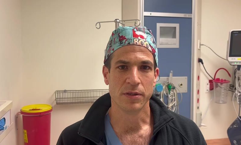 ד"ר אלעד בועז מעדכן על מצב הפצועה בפיגוע הדריסה
