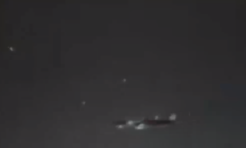 דרמה באוויר: מטוס נוסעים חלף ליד יירוט הטילים | צפו