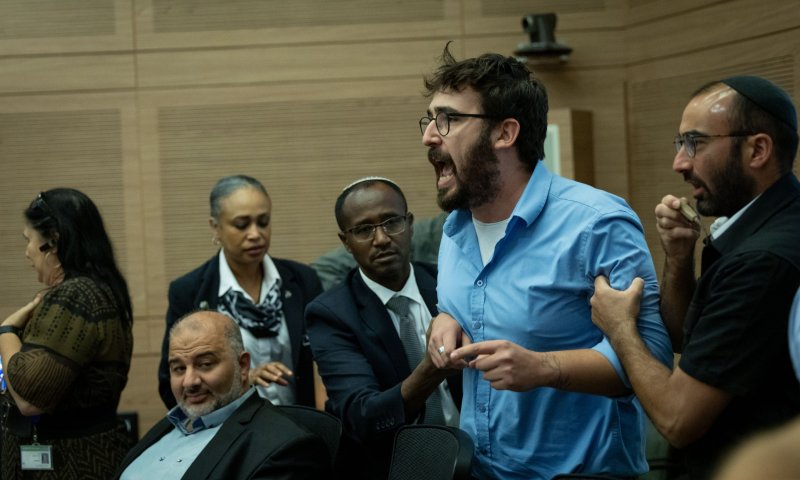 יועצים פרלמנטרים השתוללו בכנסת. צפו בתיעוד