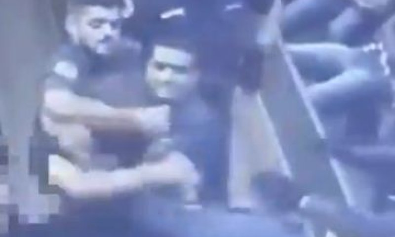 לעיני השופט; אסיר תוקף סוהר ומכה אותו בראשו. צפו