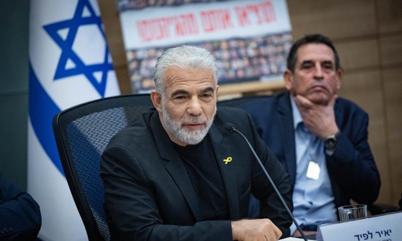 לפיד נפגש עם גורם בכיר מקטאר: "הם עושים כל מאמץ שהעסקה תקרה"