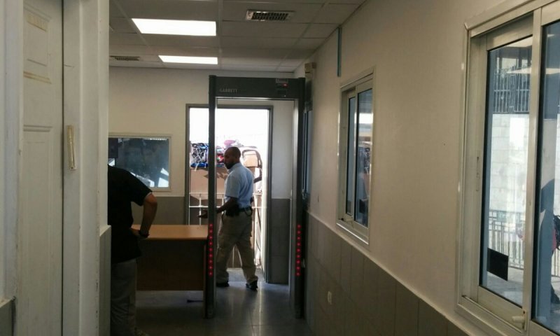 "הסירו את המגנומטרים ליהודים או שנעתור לבג"צ"