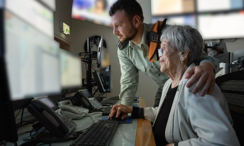צפו: ניצולת שואה ונכדה הקצין הפעילו את הצפירה&nbsp;