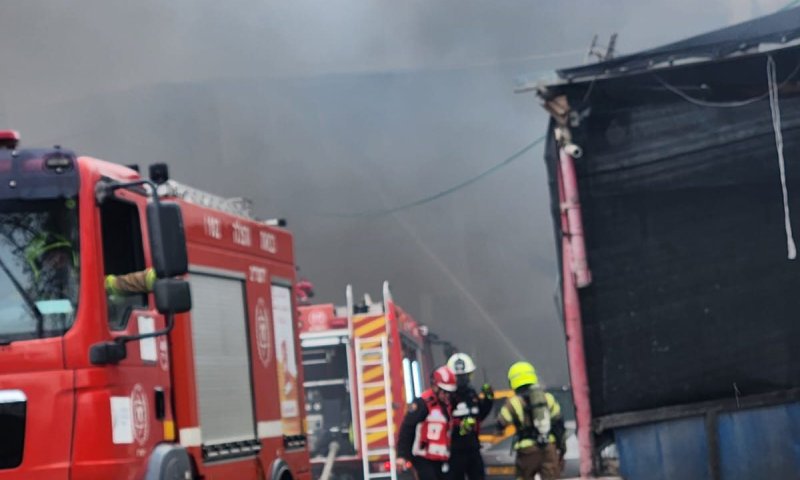 שריפה במבנה מסחרי בדרך חברון בירושלים: הרחוב נחסם לתנועה