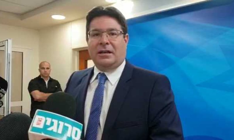 אקוניס: "הציבור מבין שגנץ לא מתאים להיות רה"מ"