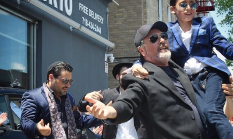 שלושה דורות: גד אלבז מציג לראשונה שיר משפחתי