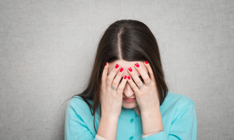 'השפלה': גורשה מחנות בגדים כי הניקה את בתה