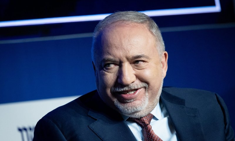 "פסל ביבי" | עימות סוער בין הח"כ לשר: "של נעליך"