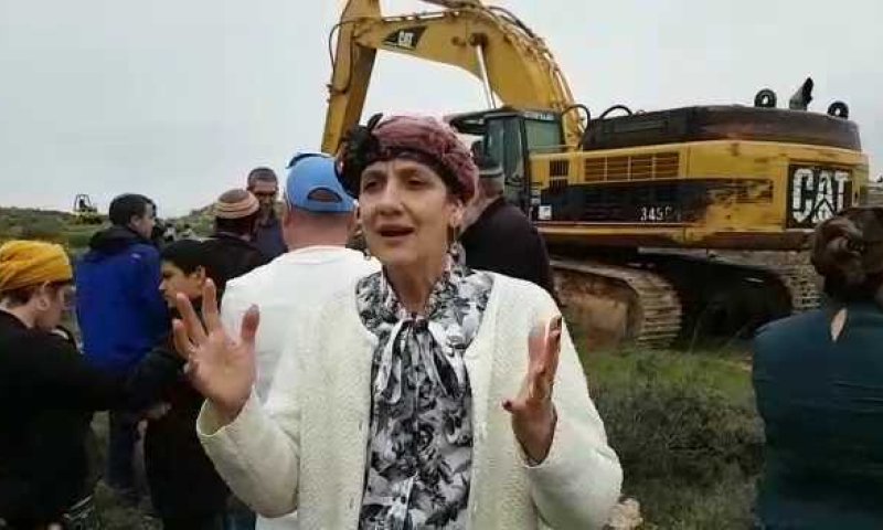 בזמן הלווית הנרצח נערכים להריסת נתיב האבות