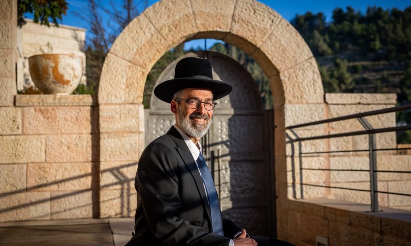 הסאגה נמשכת: מי הזמין סקר על זהות הרב הראשי הסרוג?