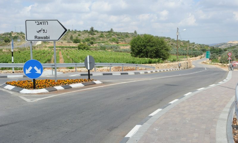 הכביש לעיר רוואבי נסלל על קרקע פרטית