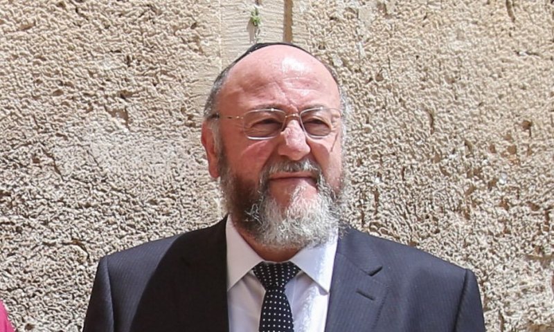 כבוד: הרב הראשי של בריטניה קיבל תואר אבירות