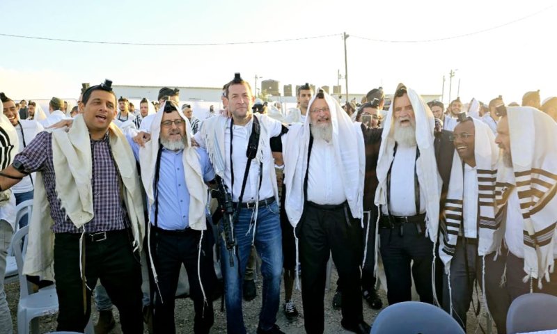 שבוע לאחר ההסדרה: אלפים בתפילת ר"ח באביתר