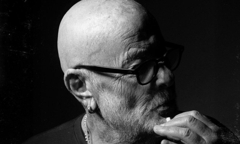 "נפרדנו כך": כשקולו העמוק של אריק סיני פוגש קלאסיקה