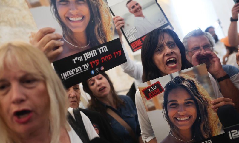 החטופה ששוחררה חושפת: כך חמאס מפיק את סרטוני החטופים