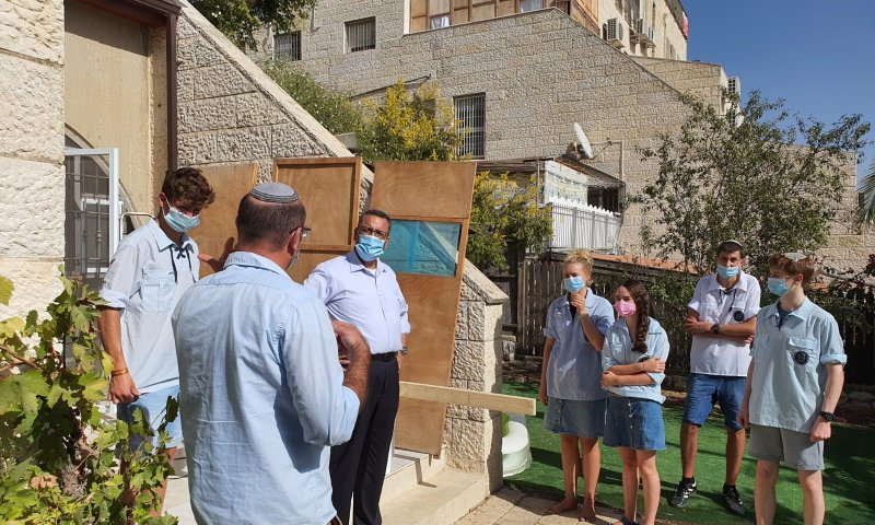 ראש עיריית ירושלים הצטרף לבוני הסוכה של בני עקיבא