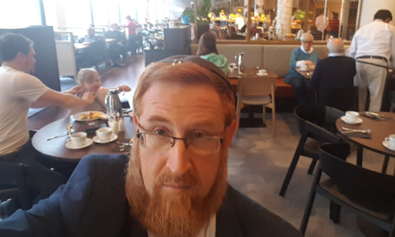 גליק עוקץ: "גם אני במלון שמגיש חזיר וגבינה צהובה"