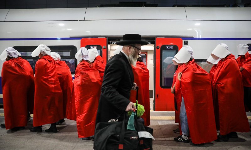 אל תדמי בנפשך להמלט בית המלך מכל היהודים