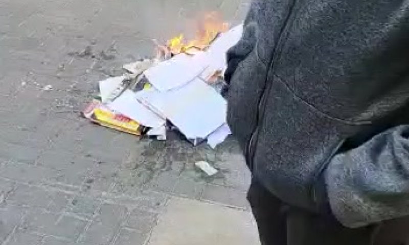 מחאה חריפה: שריפת ספריו של חיים ולדר | צפו