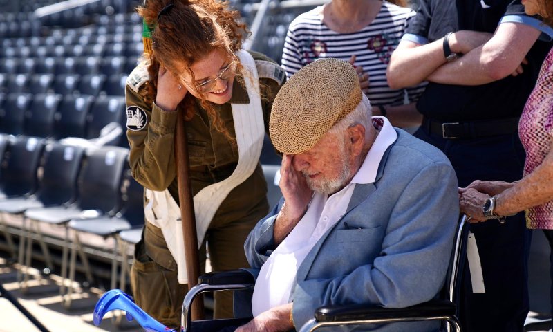 שורד השואה הגיע לראות את נכדתו במדי צה"ל. צפו|