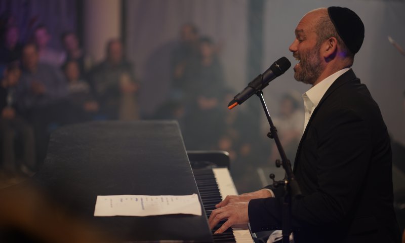 צפו: יונתן רזאל בביצוע מפתיע ללהיט של ט"ו בשבט