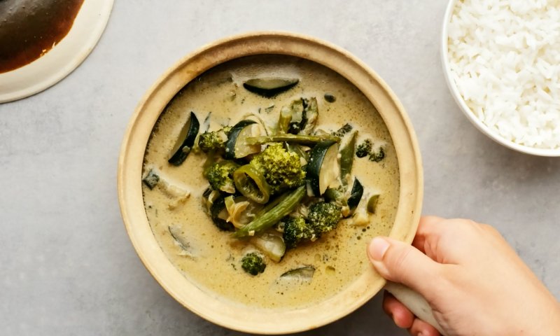 מתכון לערב חורפי: תבשיל קארי ירוק עם אורז לבן